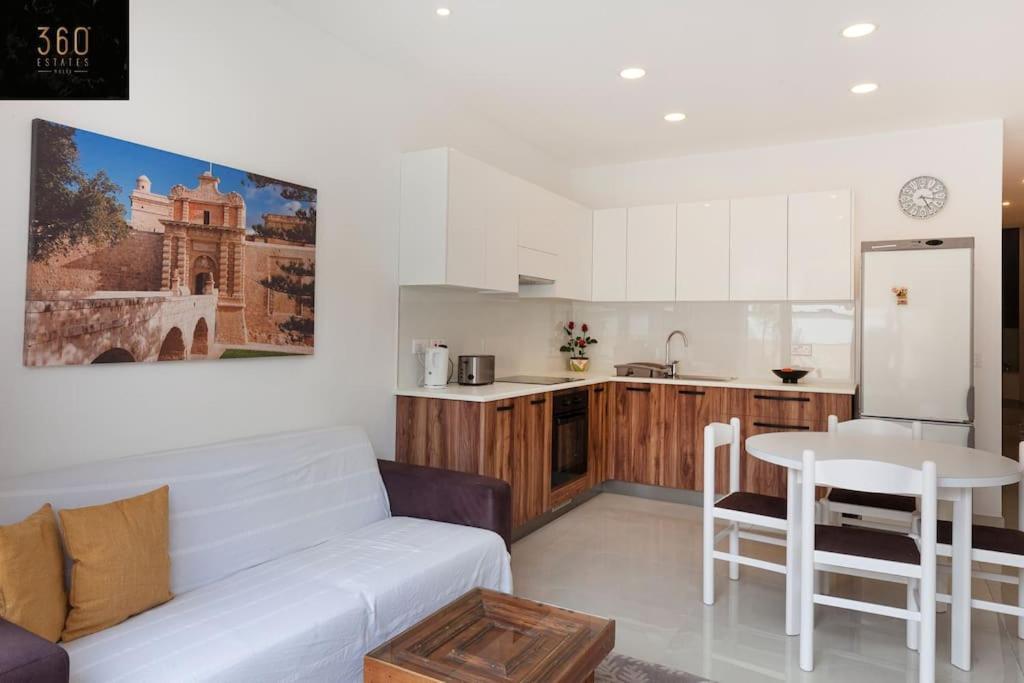 Comfy With Terrace, 5 Mins To Sliema Ferries By 360 Estates