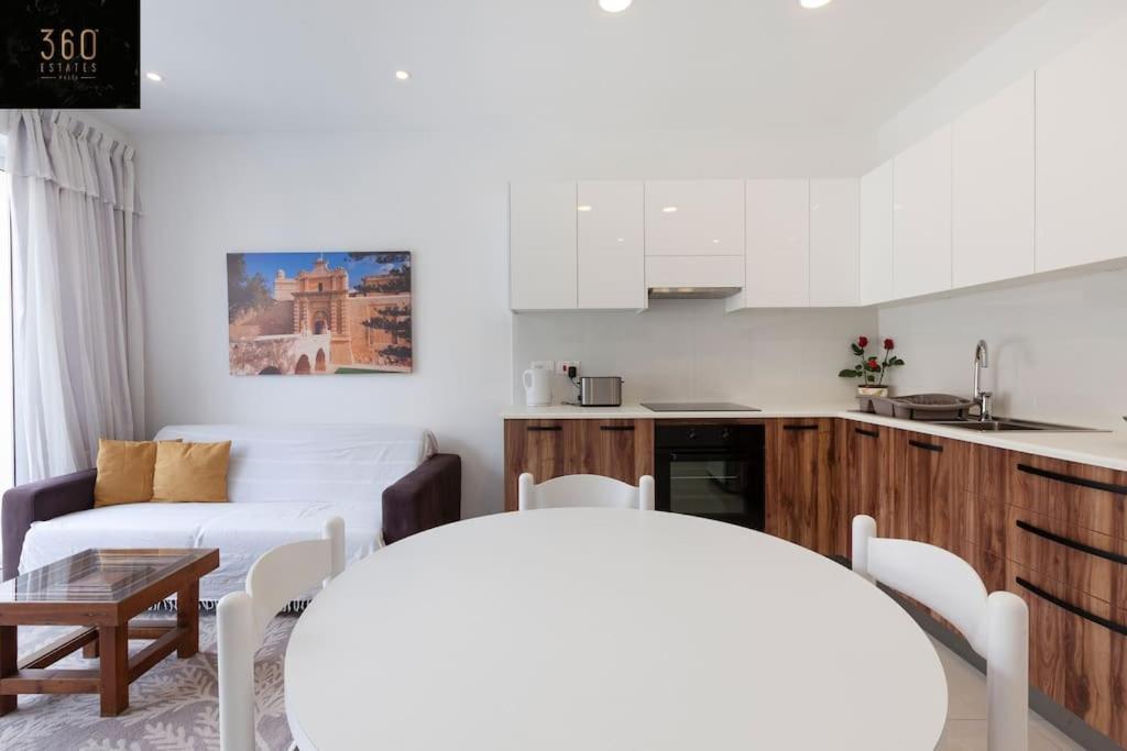 Comfy With Terrace, 5 Mins To Sliema Ferries By 360 Estates